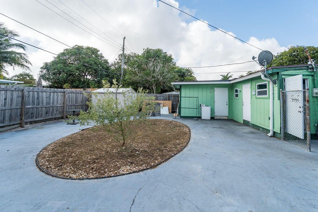 For Sale: $359,000 (3 beds, 2 baths, 1060 Square Feet)