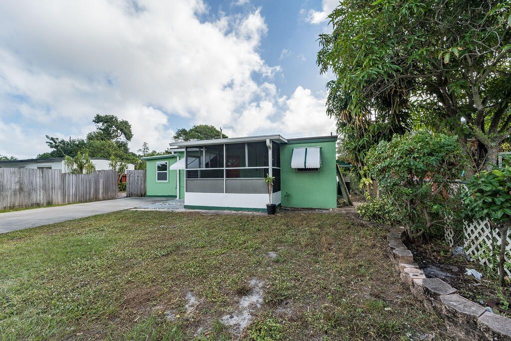 For Sale: $359,000 (3 beds, 2 baths, 1060 Square Feet)