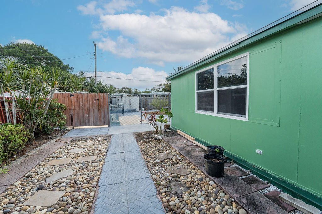 For Sale: $359,000 (3 beds, 2 baths, 1060 Square Feet)