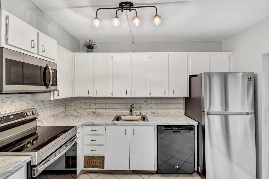 For Sale: $459,900 (3 beds, 2 baths, 1596 Square Feet)