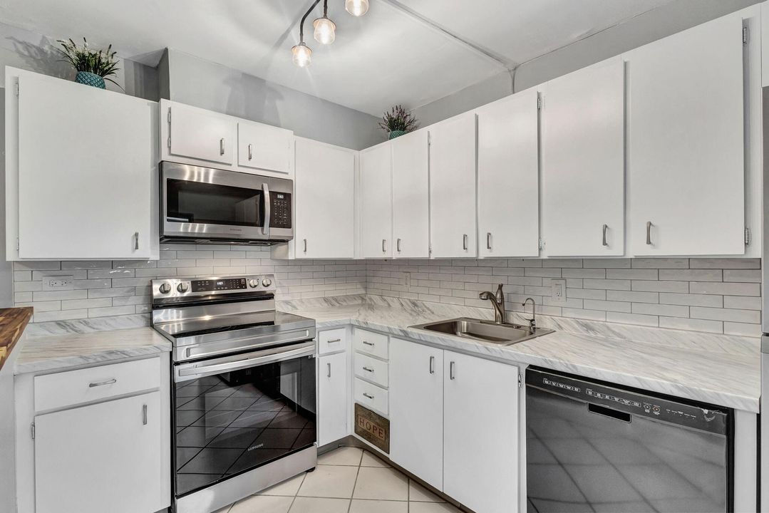 For Sale: $459,900 (3 beds, 2 baths, 1596 Square Feet)