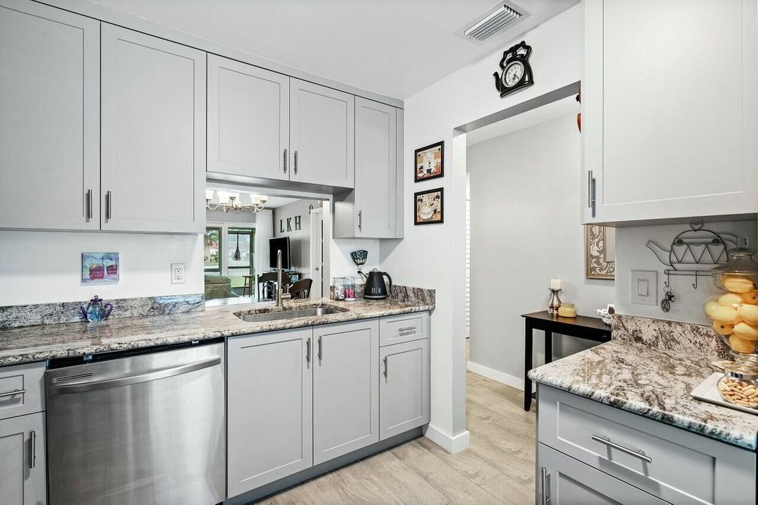 For Sale: $249,550 (2 beds, 2 baths, 941 Square Feet)