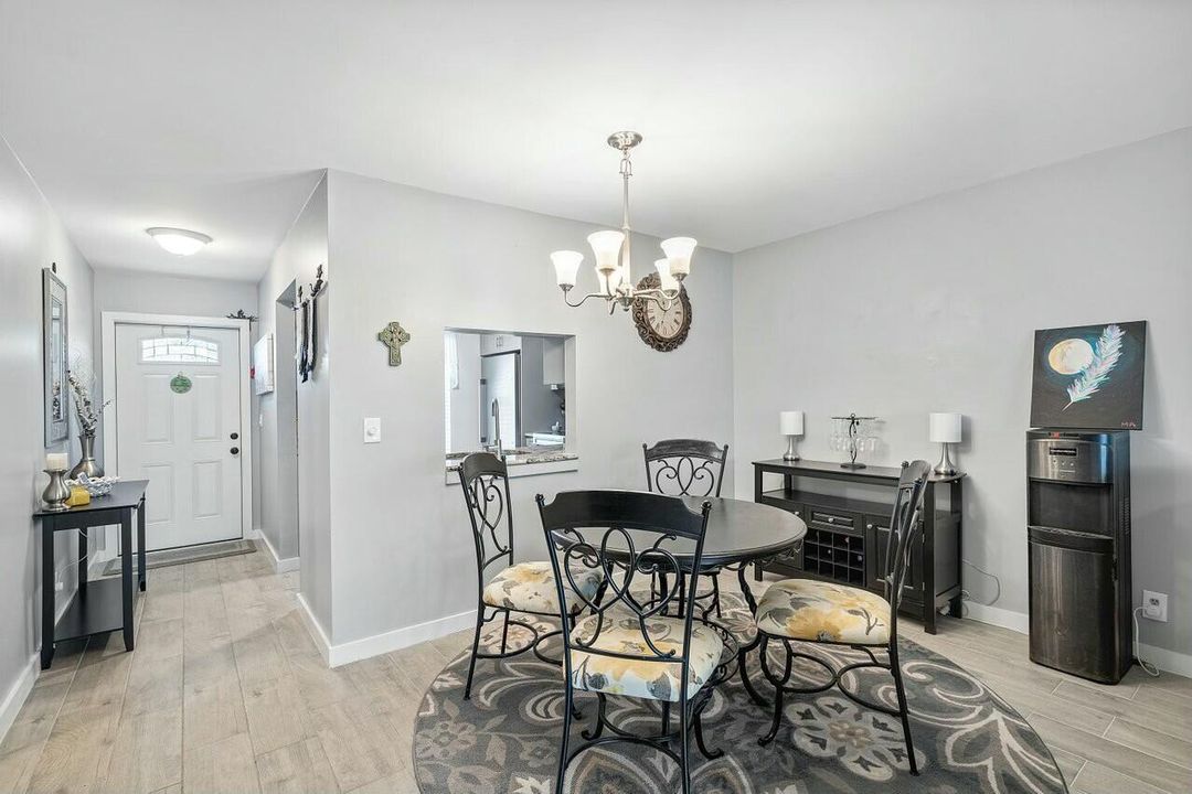 For Sale: $249,550 (2 beds, 2 baths, 941 Square Feet)