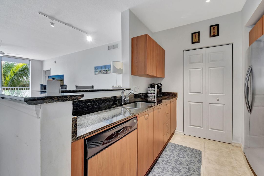 For Sale: $475,000 (2 beds, 2 baths, 1206 Square Feet)