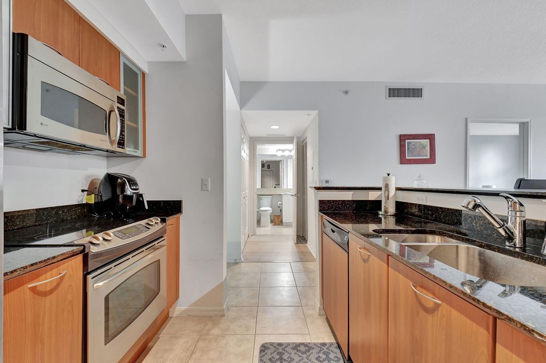 For Sale: $475,000 (2 beds, 2 baths, 1206 Square Feet)