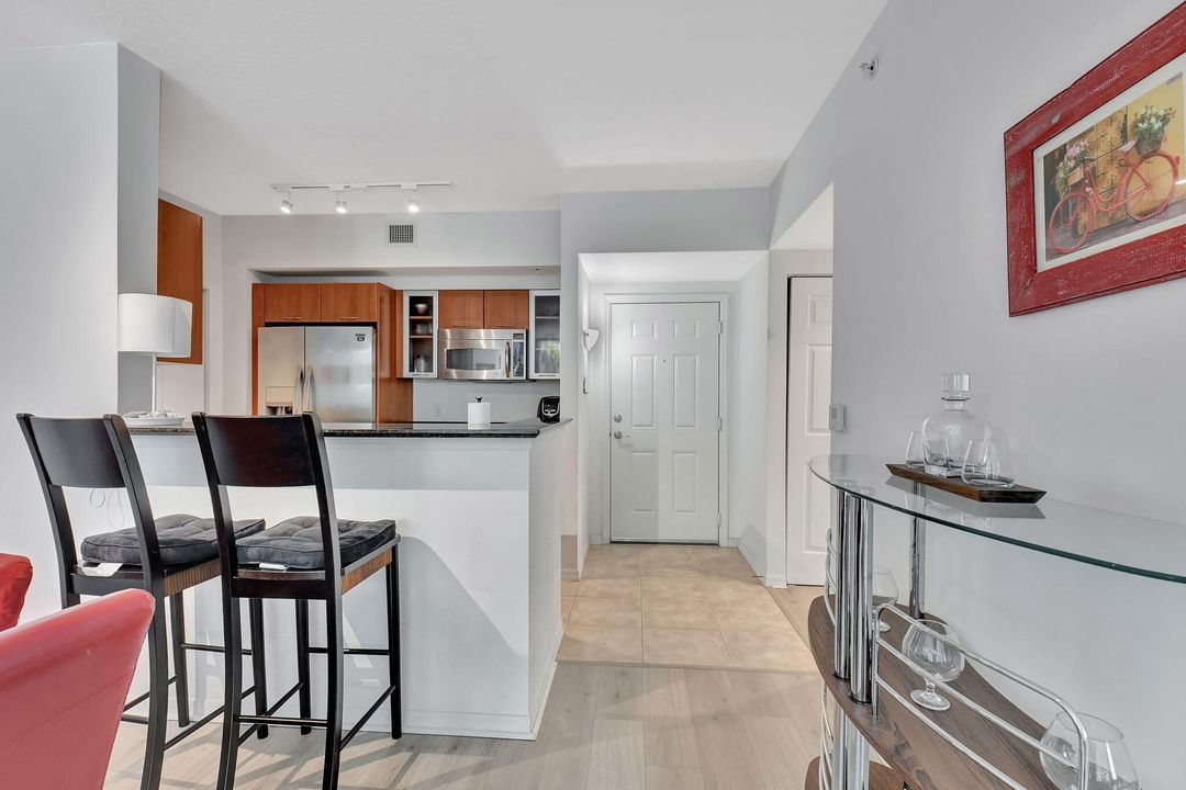 For Sale: $475,000 (2 beds, 2 baths, 1206 Square Feet)