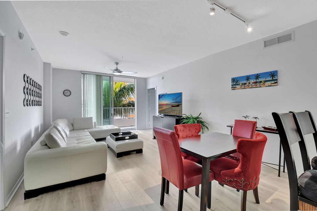 For Sale: $475,000 (2 beds, 2 baths, 1206 Square Feet)