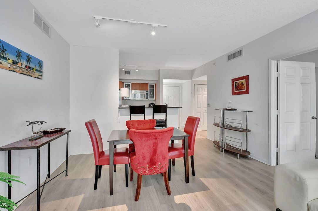 For Sale: $475,000 (2 beds, 2 baths, 1206 Square Feet)