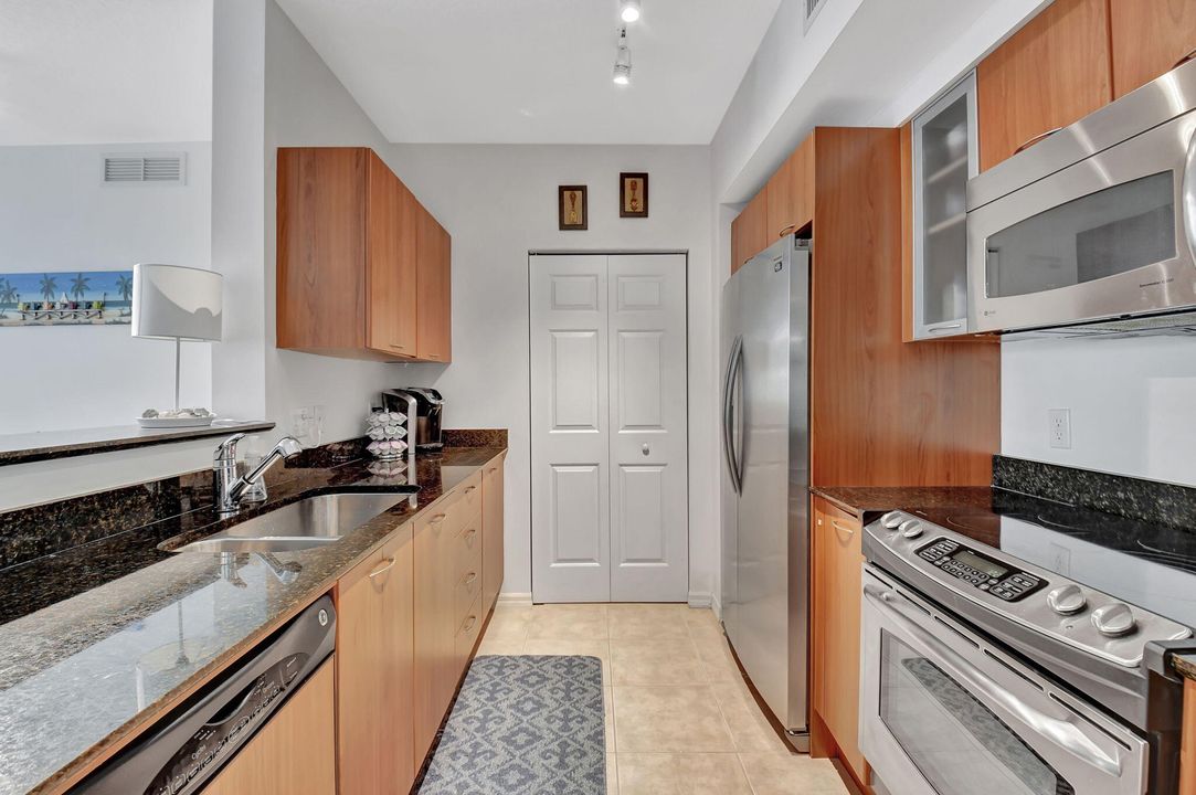 For Sale: $475,000 (2 beds, 2 baths, 1206 Square Feet)