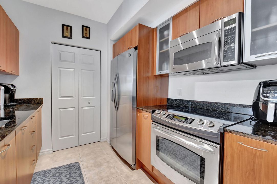 For Sale: $475,000 (2 beds, 2 baths, 1206 Square Feet)