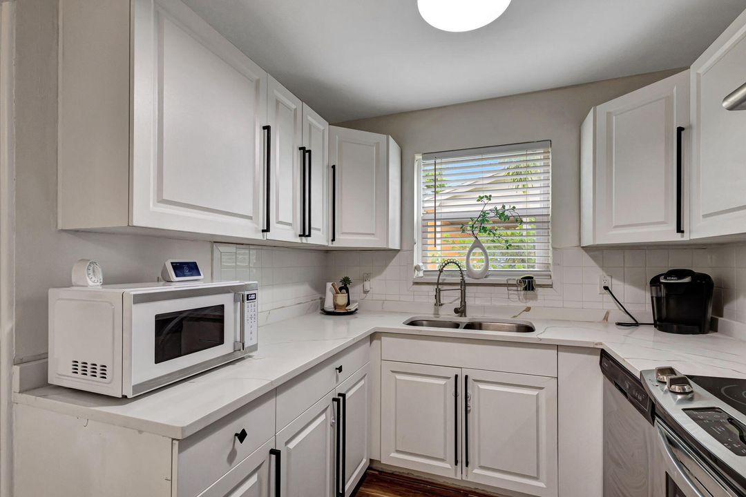 For Sale: $444,997 (3 beds, 2 baths, 945 Square Feet)