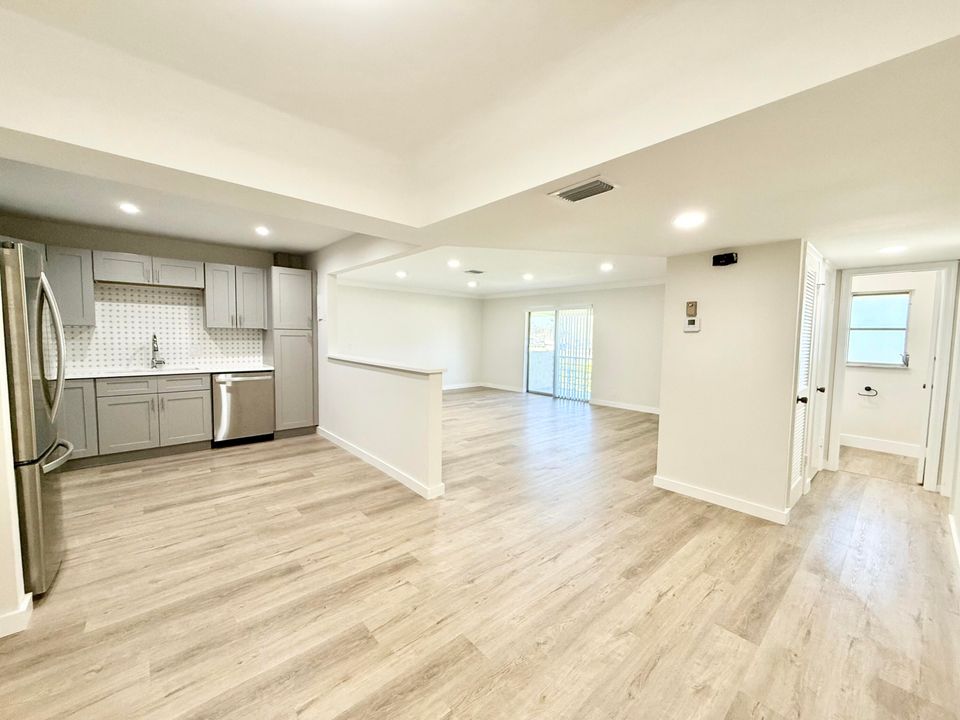 For Rent: $2,000 (1 beds, 1 baths, 964 Square Feet)