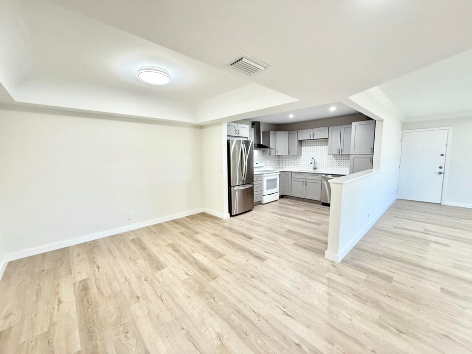 For Rent: $2,000 (1 beds, 1 baths, 964 Square Feet)