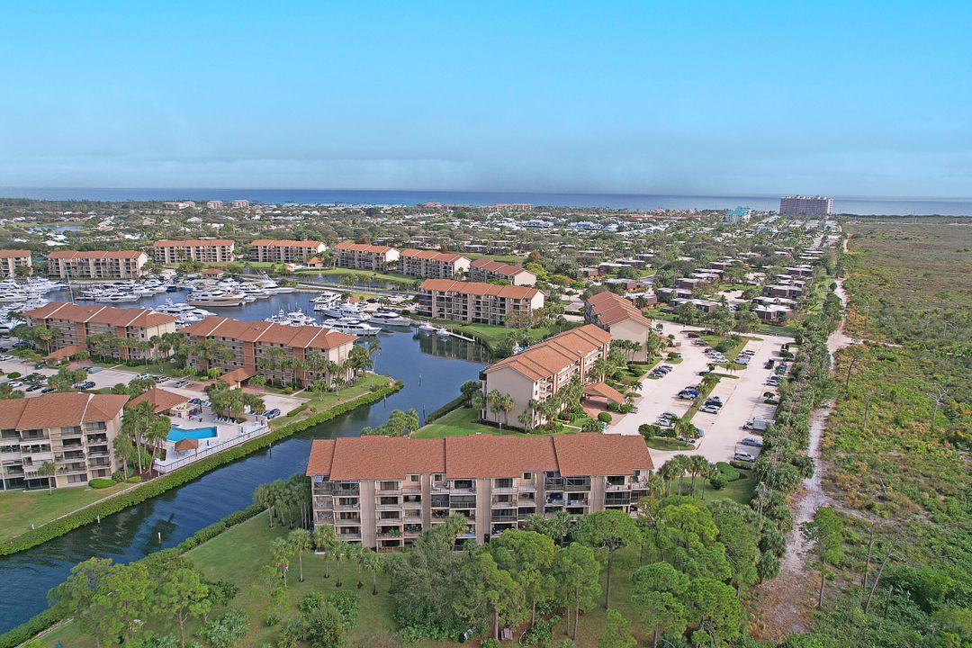 For Sale: $760,000 (2 beds, 2 baths, 1385 Square Feet)