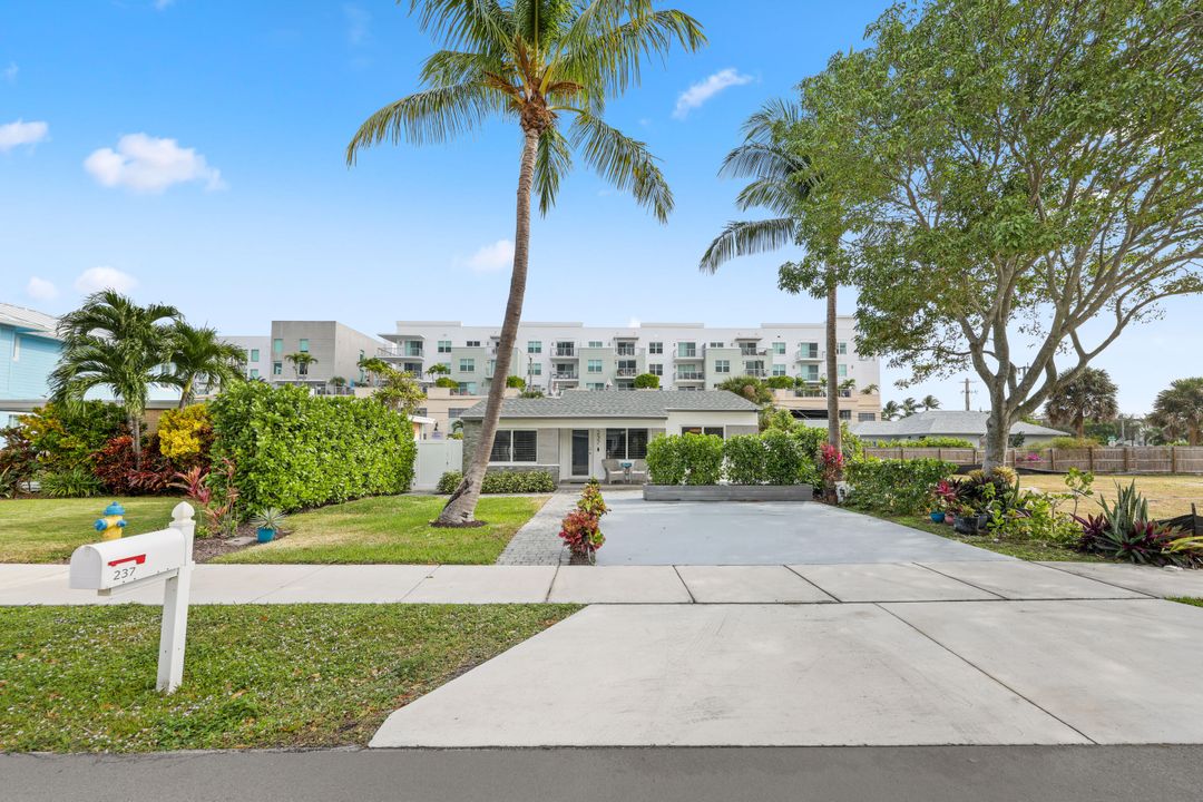 For Sale: $1,875,000 (5 beds, 4 baths, 2370 Square Feet)