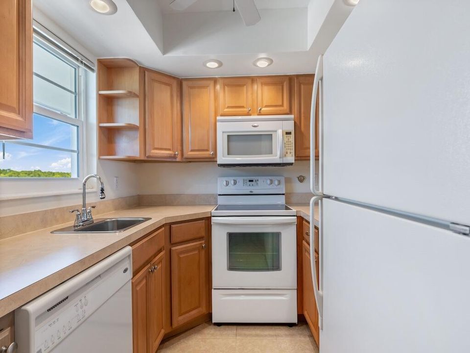 For Sale: $225,000 (2 beds, 2 baths, 1000 Square Feet)