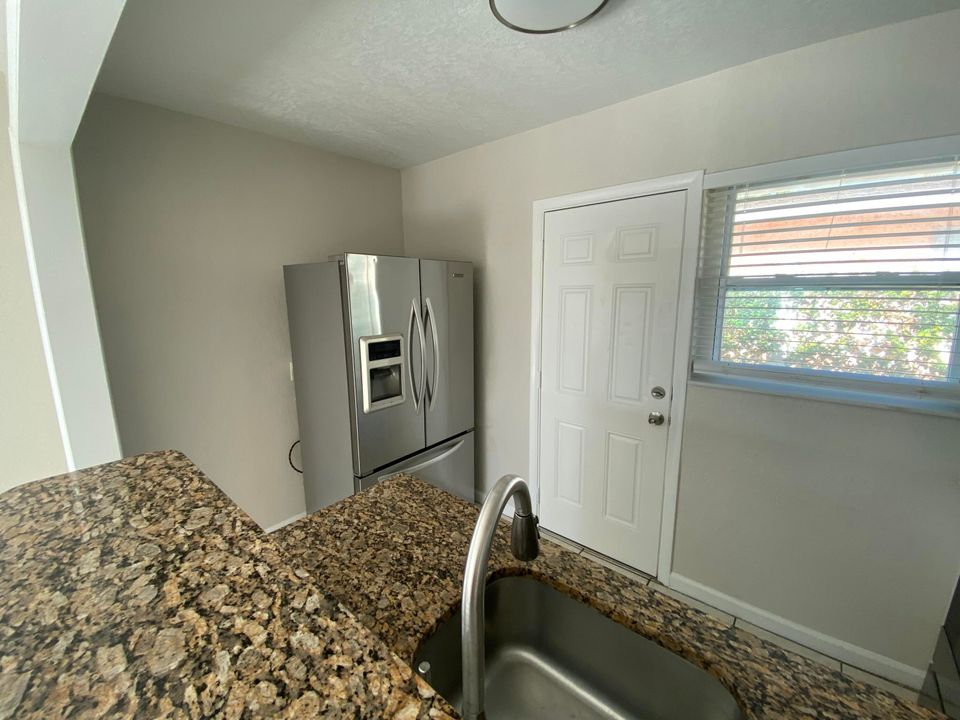 For Rent: $1,800 (1 beds, 1 baths, 600 Square Feet)