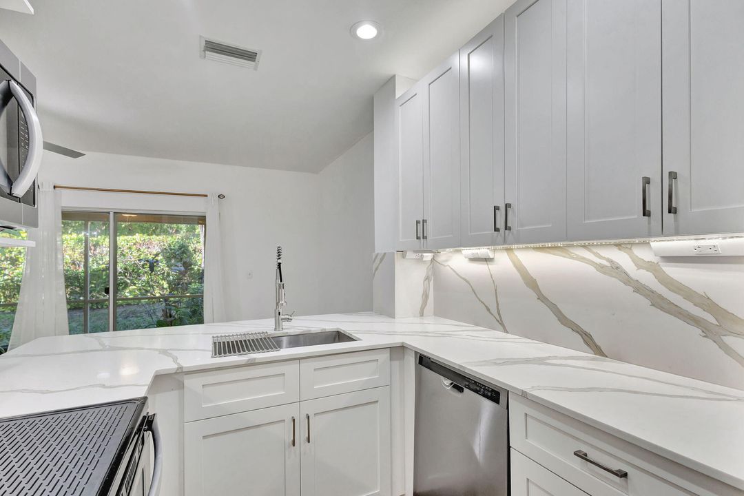 For Sale: $354,900 (2 beds, 2 baths, 1202 Square Feet)