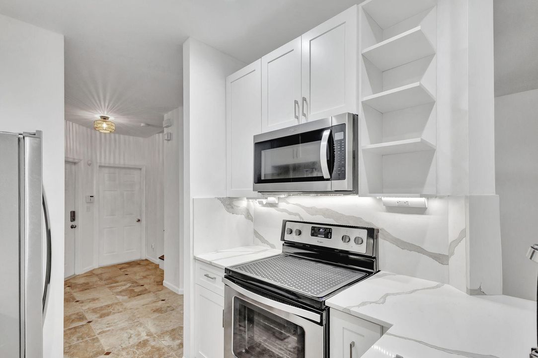 For Sale: $354,900 (2 beds, 2 baths, 1202 Square Feet)