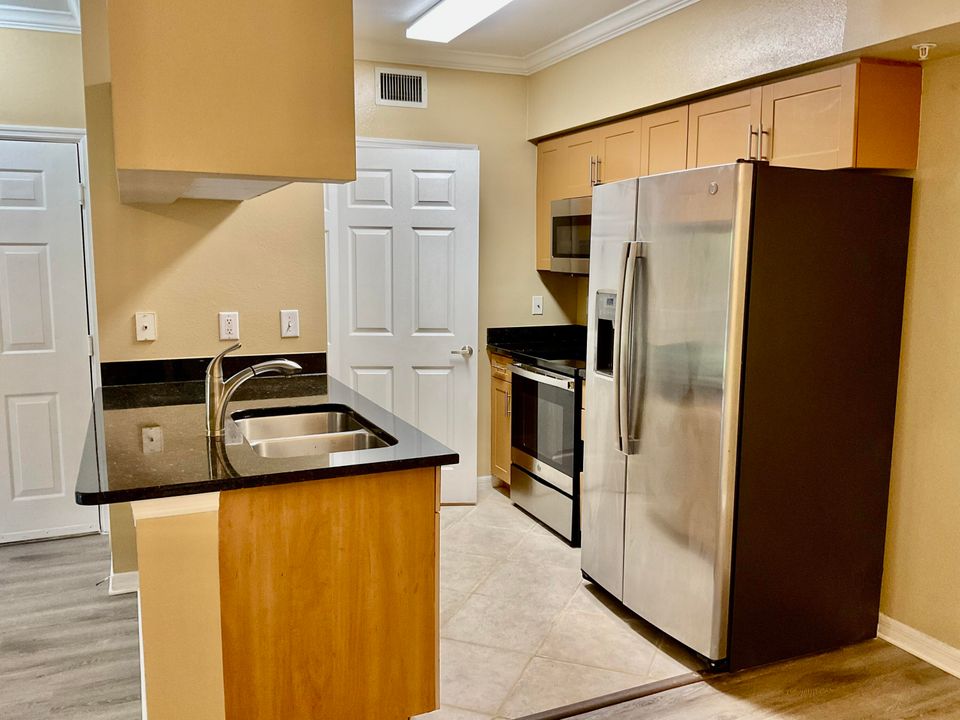 For Sale: $245,000 (1 beds, 1 baths, 740 Square Feet)