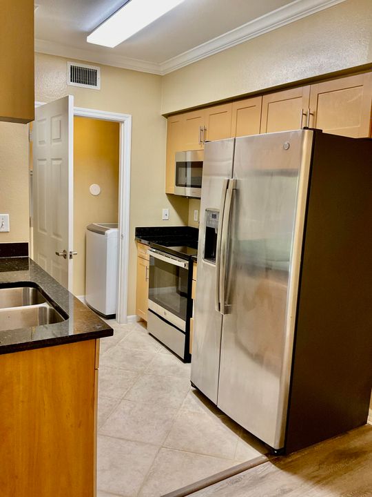 For Sale: $245,000 (1 beds, 1 baths, 740 Square Feet)