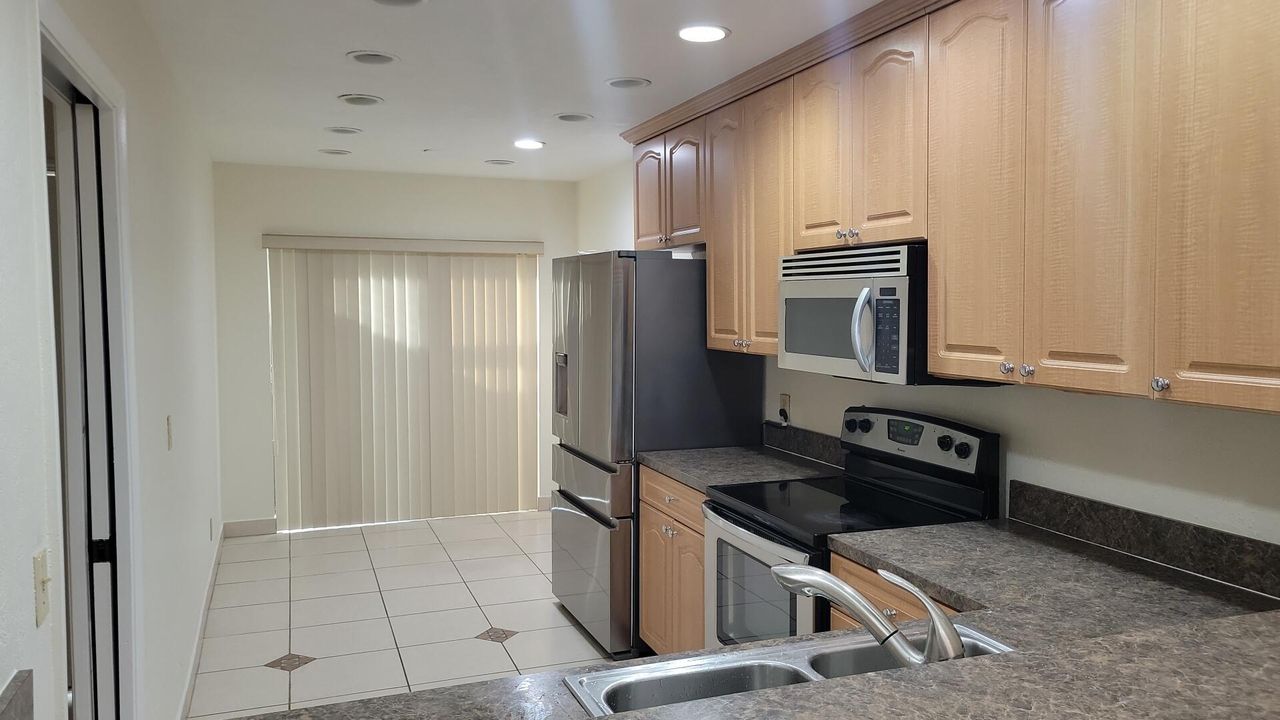 Active With Contract: $2,750 (2 beds, 2 baths, 1176 Square Feet)