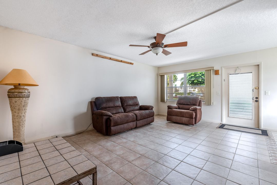 For Sale: $130,000 (2 beds, 2 baths, 819 Square Feet)