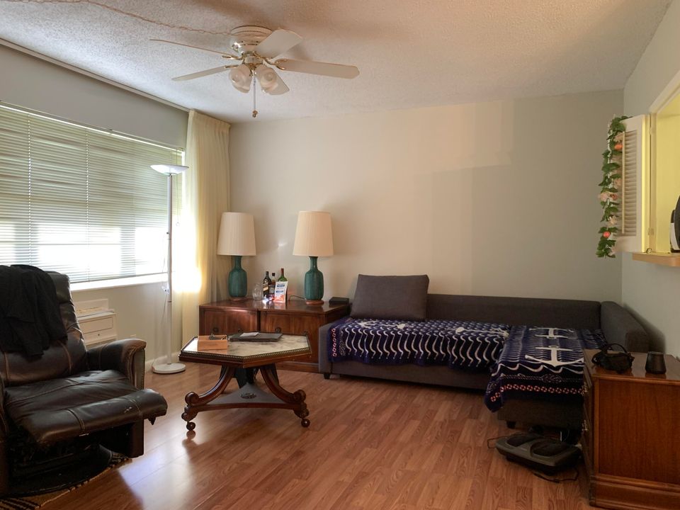 For Sale: $106,000 (1 beds, 1 baths, 702 Square Feet)