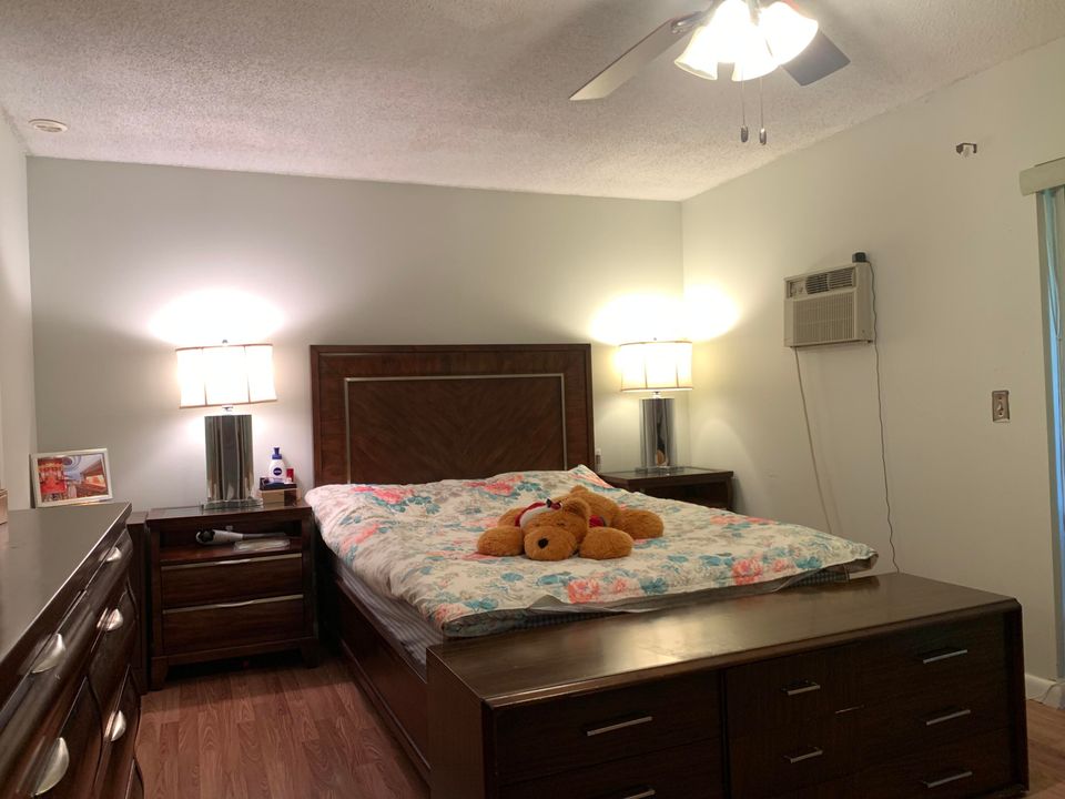 For Sale: $106,000 (1 beds, 1 baths, 702 Square Feet)