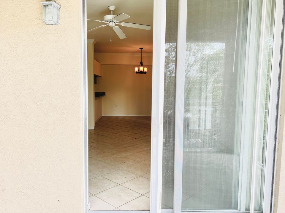 For Sale: $300,000 (2 beds, 2 baths, 1262 Square Feet)