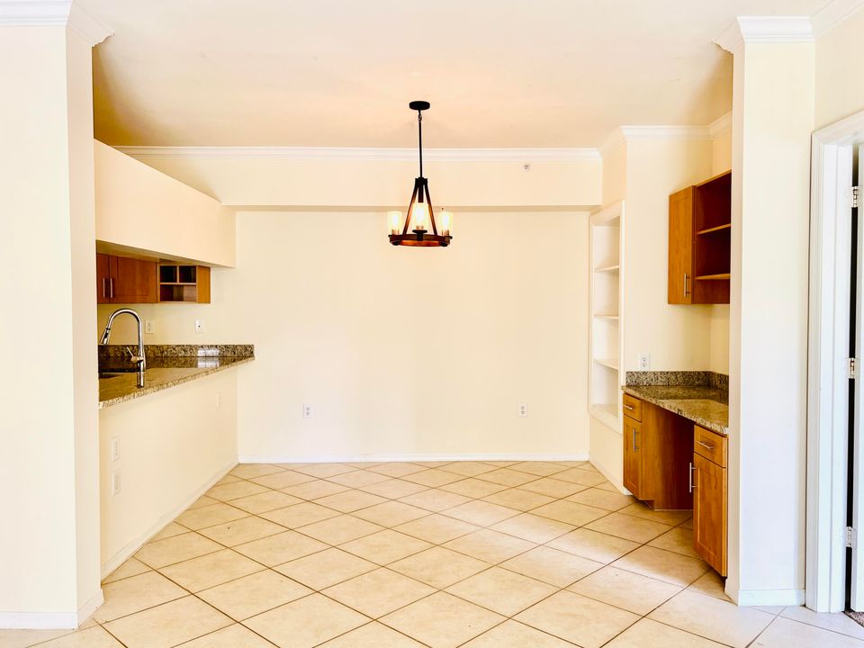 For Sale: $300,000 (2 beds, 2 baths, 1262 Square Feet)