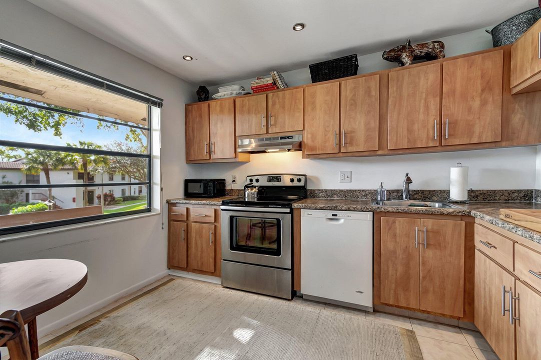 For Sale: $224,888 (2 beds, 2 baths, 1216 Square Feet)