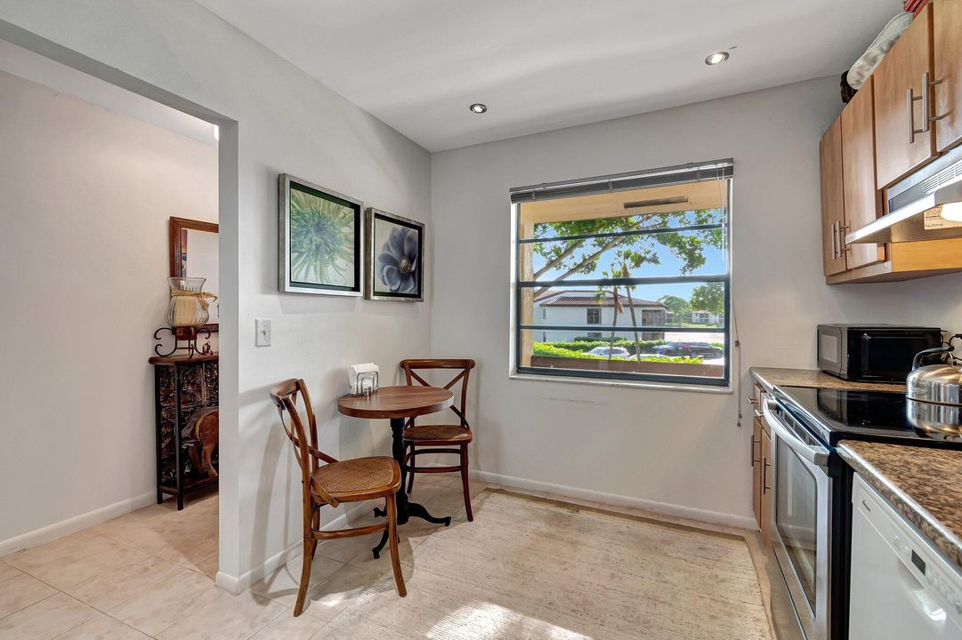 For Sale: $224,888 (2 beds, 2 baths, 1216 Square Feet)