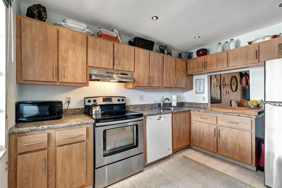 For Sale: $224,888 (2 beds, 2 baths, 1216 Square Feet)