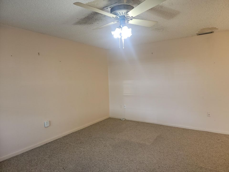 For Sale: $99,900 (1 beds, 1 baths, 726 Square Feet)