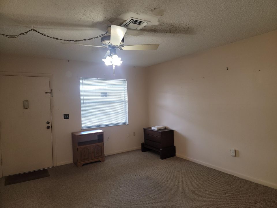 For Sale: $99,900 (1 beds, 1 baths, 726 Square Feet)