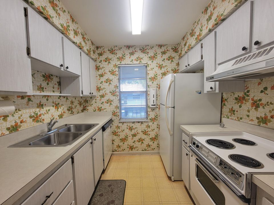 For Sale: $99,900 (1 beds, 1 baths, 726 Square Feet)