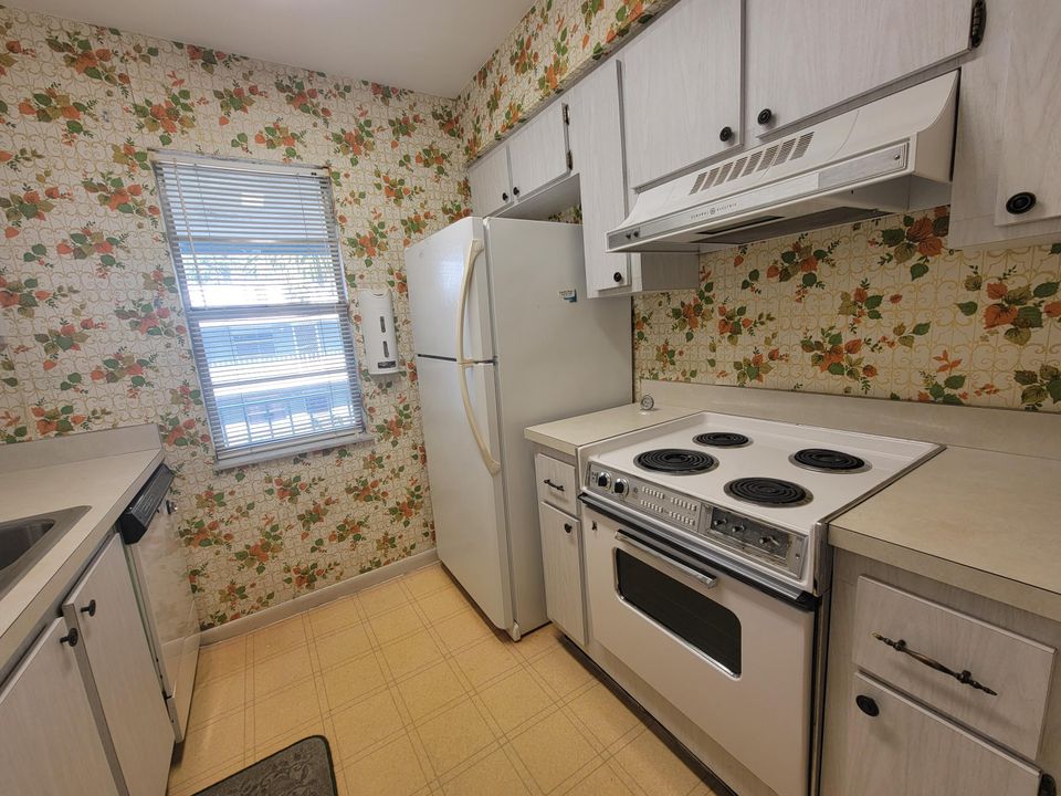 For Sale: $99,900 (1 beds, 1 baths, 726 Square Feet)