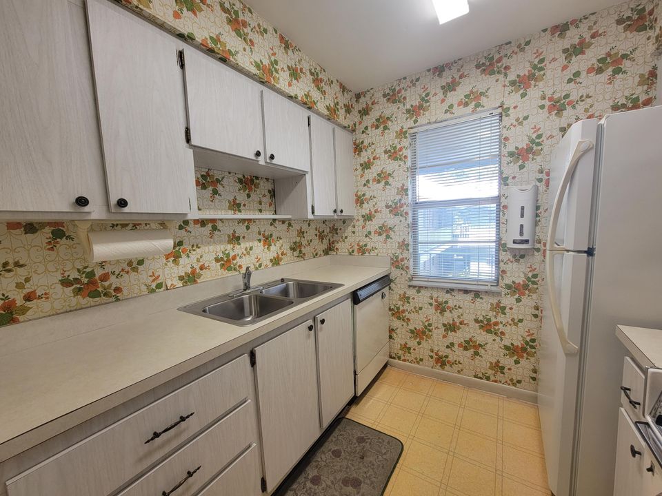 For Sale: $99,900 (1 beds, 1 baths, 726 Square Feet)