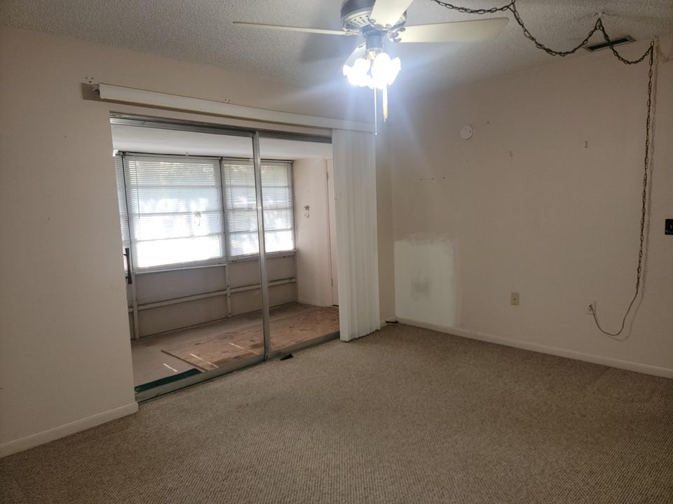 For Sale: $99,900 (1 beds, 1 baths, 726 Square Feet)