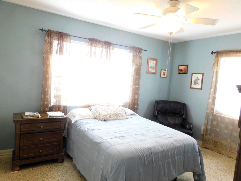 For Sale: $319,900 (2 beds, 2 baths, 1296 Square Feet)