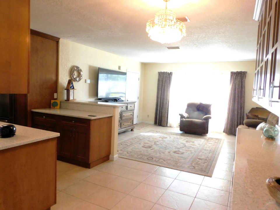 For Sale: $319,900 (2 beds, 2 baths, 1296 Square Feet)