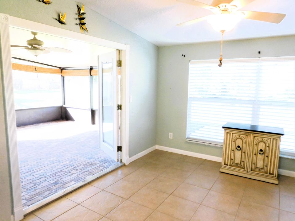 For Sale: $319,900 (2 beds, 2 baths, 1296 Square Feet)