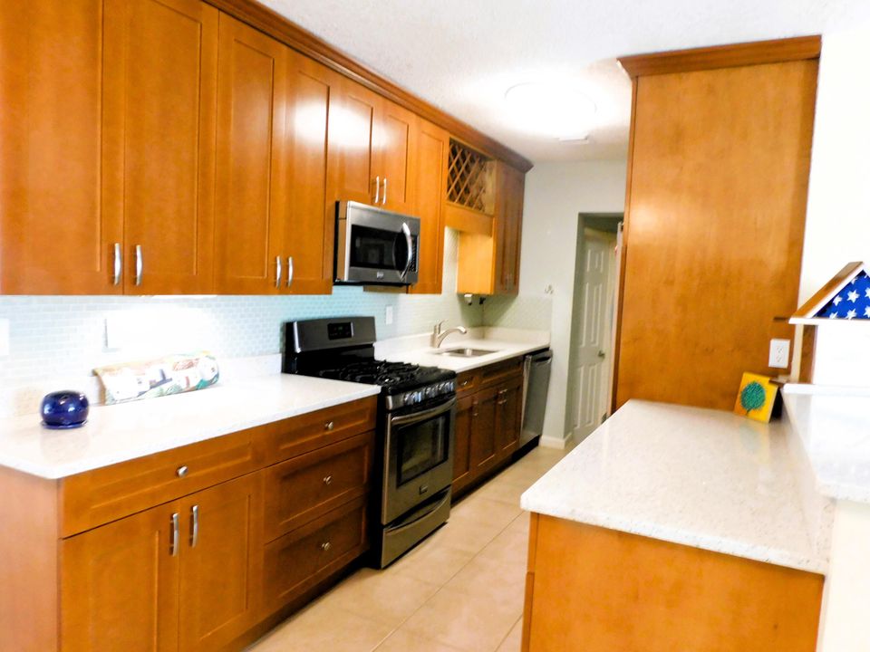 For Sale: $319,900 (2 beds, 2 baths, 1296 Square Feet)