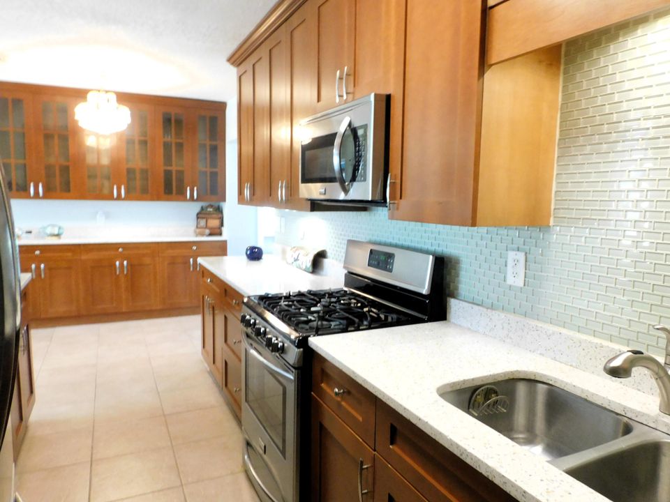 For Sale: $319,900 (2 beds, 2 baths, 1296 Square Feet)