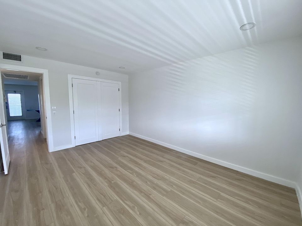 For Sale: $240,000 (2 beds, 2 baths, 860 Square Feet)