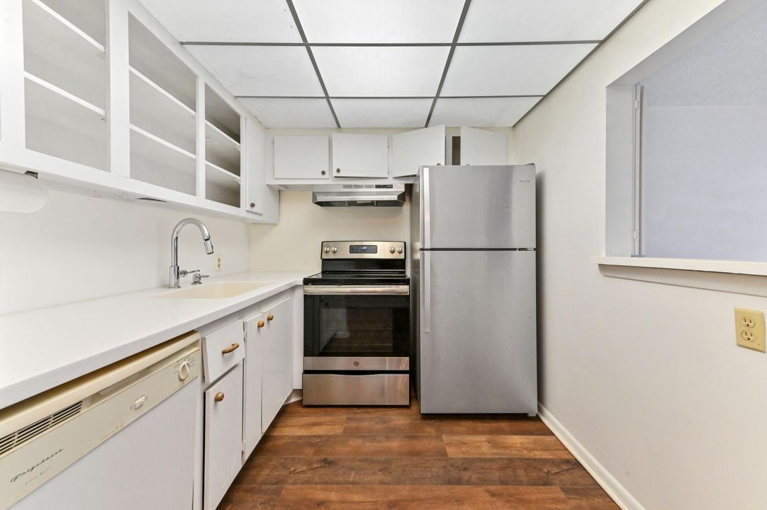 For Sale: $129,500 (1 beds, 1 baths, 585 Square Feet)