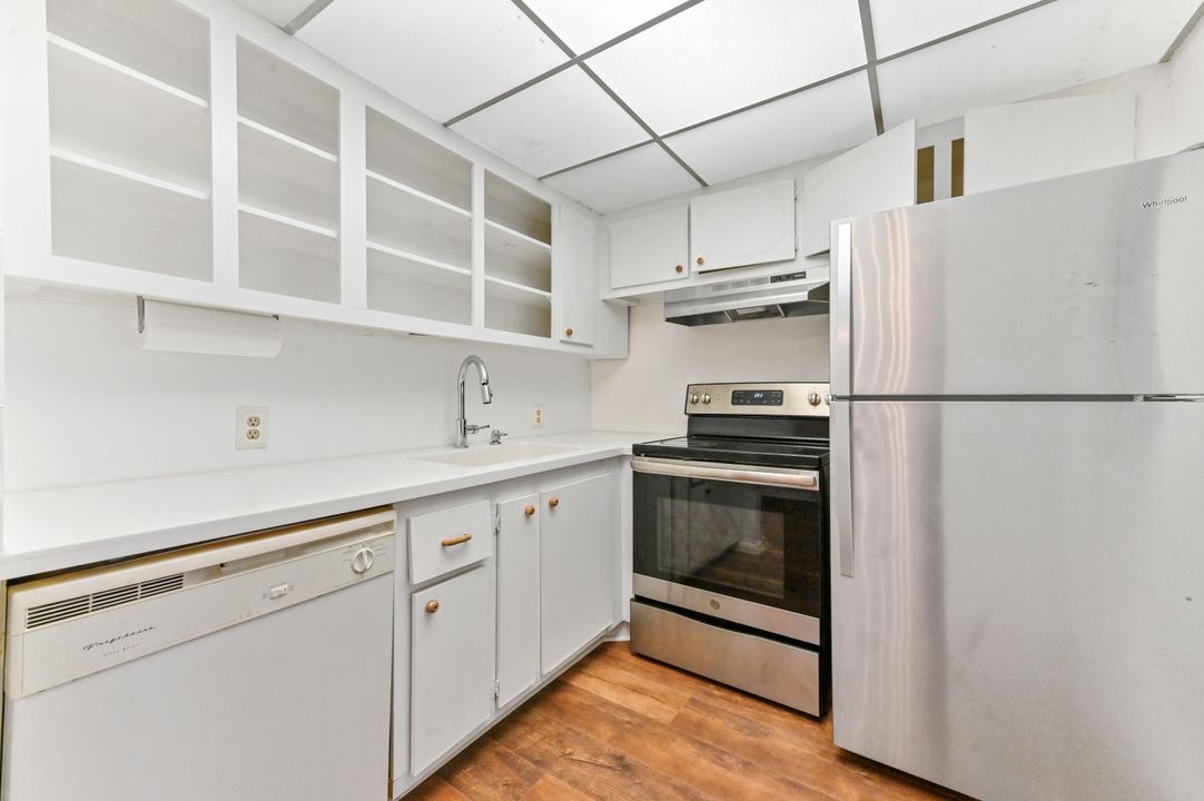 For Sale: $129,500 (1 beds, 1 baths, 585 Square Feet)