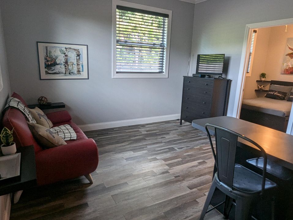 For Rent: $2,400 (1 beds, 1 baths, 350 Square Feet)