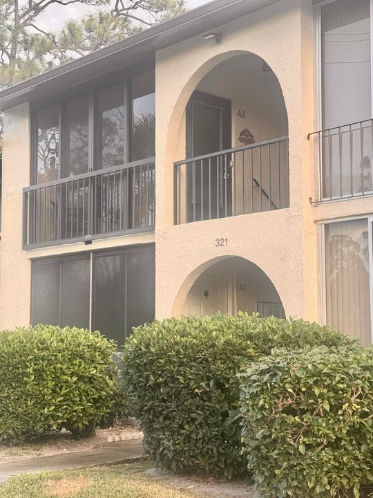 合同活跃: $137,500 (2 贝兹, 2 浴室, 937 平方英尺)